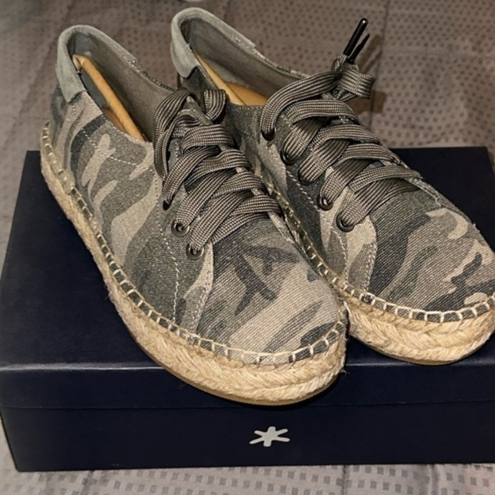 Splendid camo espadrille size 8